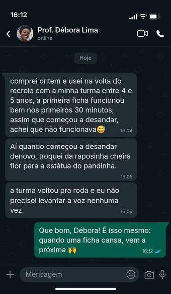 Conversa de WhatsApp com a Prof. Débora Lima: usou as fichas na volta do recreio com a turma de 4 e 5 anos; quando começou a desandar, trocou da raposinha cheira a flor para a estátua do pandinha, e a turma voltou para a roda sem ela levantar a voz nenhuma vez