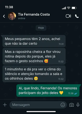 Conversa de WhatsApp com a Tia Fernanda Costa: com os pequenos de 2 anos a raposinha cheira a flor virou rotina depois do parque, e em um minutinho o clima de silêncio e atenção toma a sala