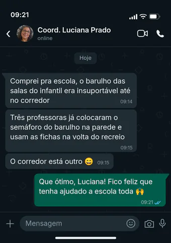 Conversa de WhatsApp com a Coord. Luciana Prado: comprou para a escola, três professoras colocaram o semáforo do barulho na parede e usam as fichas na volta do recreio, e o corredor está outro